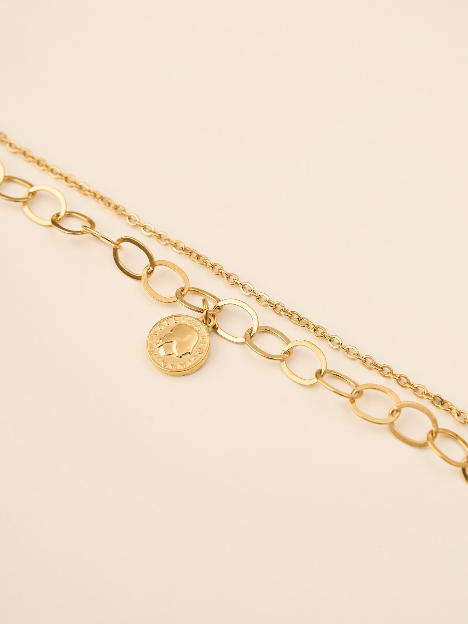 Bracelet Lyria – Double chaîne & médaillon antique