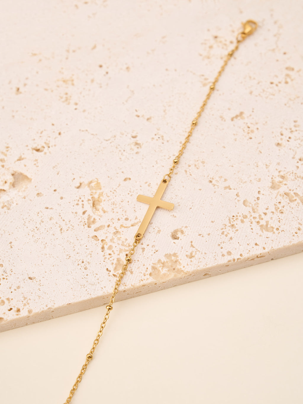 Bracelet Crozia – Chaîne perlée & croix dorée