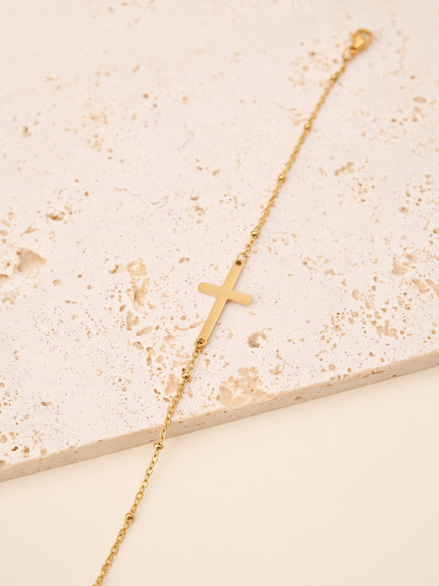 Bracelet Crozia – Chaîne perlée & croix dorée